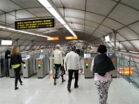 ... wir nehmen dazu die Metro die nach kurzer Fahrt den Tunnel verlässt und nun am Fluß Ría (so heißt er jetzt nach dem Zusammenfluß) weiterfährt.